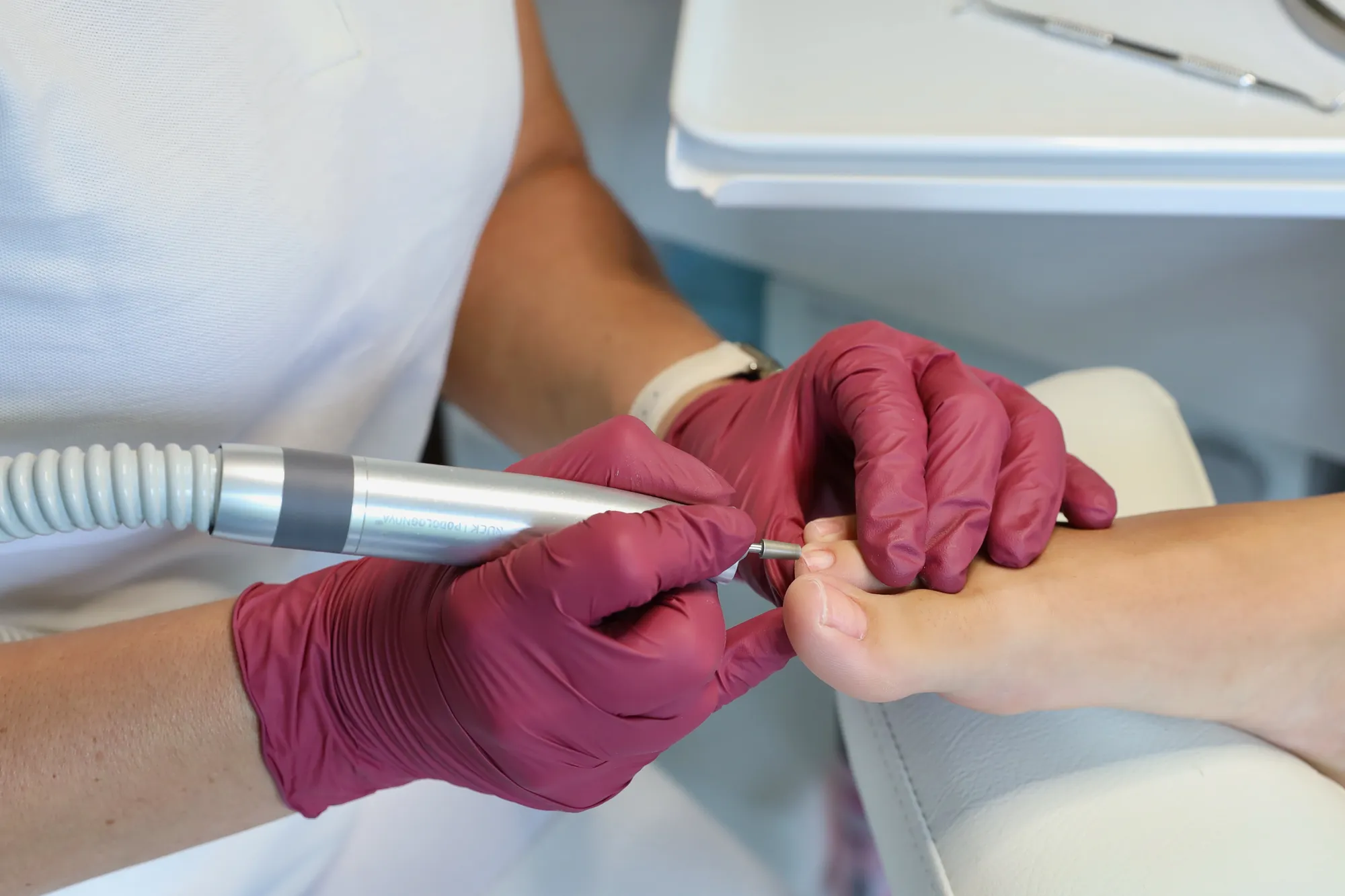 Nahaufnahme einer podologischen Behandlung mit Handstück