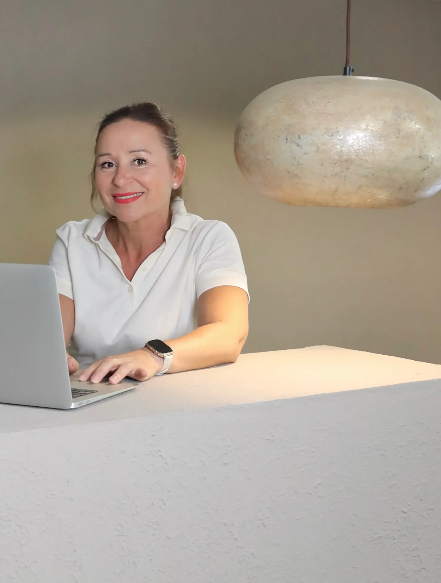 Olimpia Nordgren am Empfang der Praxis mit Laptop