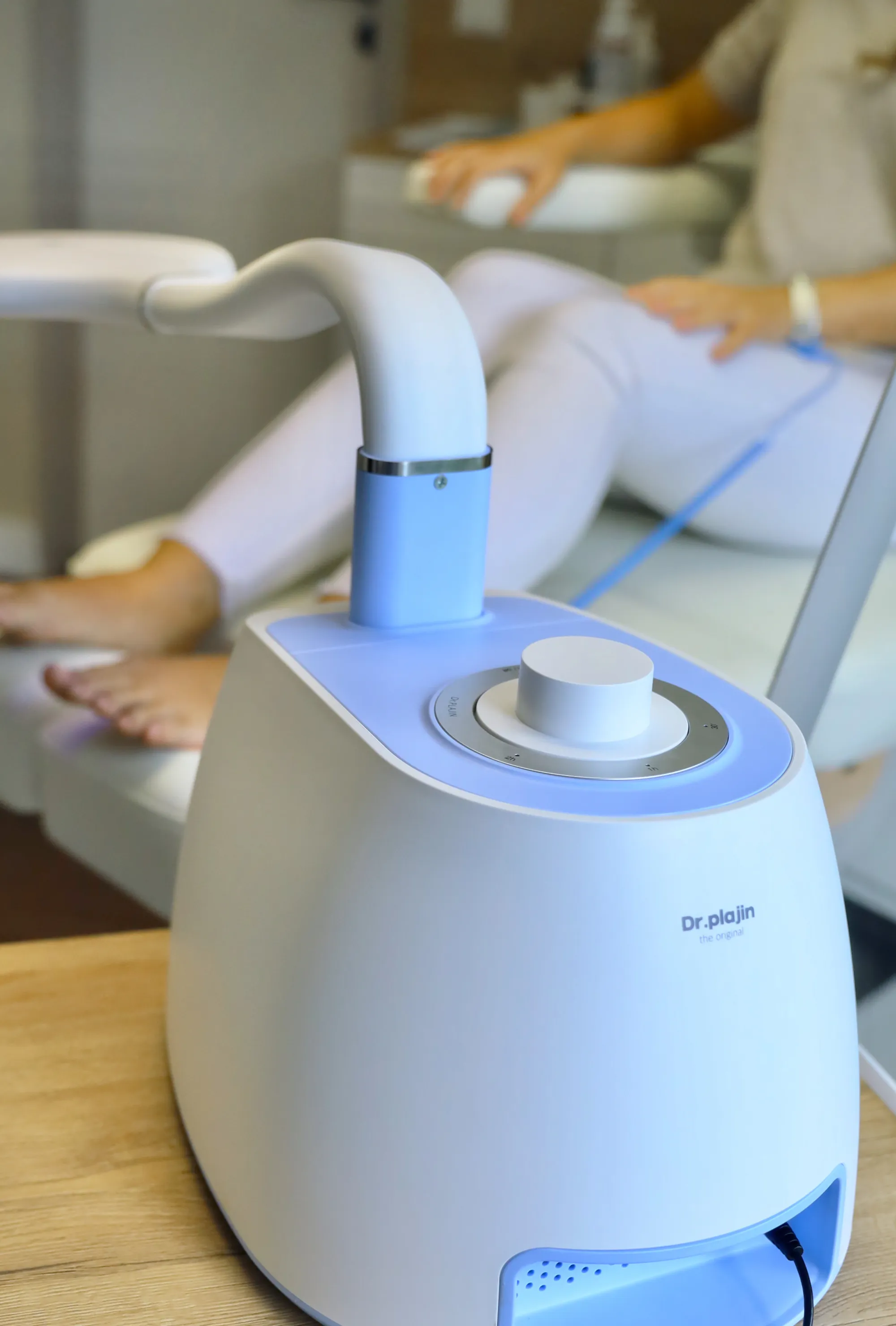 Dr.plajin Kaltplasma-Gerät auf dem Behandlungstisch